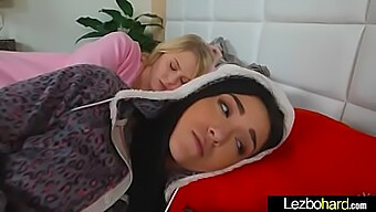 Iki Genç Lezbiyen Kadın (Lily Rader Ve Kiley Jay) Arasında Ateşli Bir Karşılaşma, Video No. 28