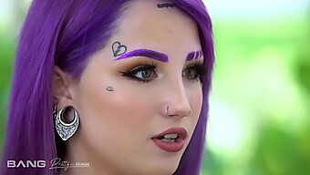 Atractiva E Intensa - Caliente Adolescente Tatuada Con Cabello Morado En Un Trío Duro