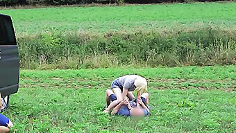 Blonde Shemale Domineert Man Met Speeltjes En Orale Vaardigheden