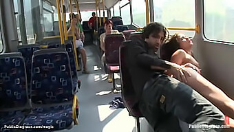 Garota Europeia Se Envolve Em Sexo Kinky Em Um Ônibus Público.