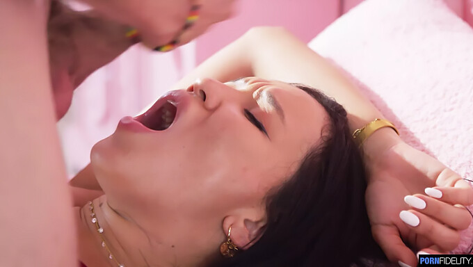 Beauté Asiatique Mince Reçoit Une Énorme Éjaculation Faciale Interracial.