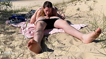 Un Par De Desnudos Disfrutando Del Sexo Oral Junto Al Mar