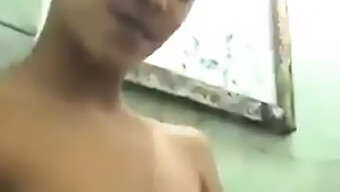 El Chico Desi Hace Su Chica En El Baño