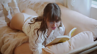 Riley Reid Menjadi Nakal Saat Membaca Buku Gurunya!