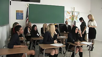 Una Caliente Orgía Lésbica De Colegialas Explora El Placer En El Aula