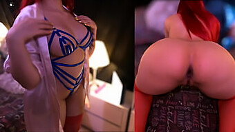 Busty Tenåring Stripper Ned For Å Avsløre Sin Store Rumpe Og Sexy Tatovering