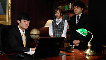 Office Lady Jepang Merasakan Threesome Liar Di Tempat Kerja