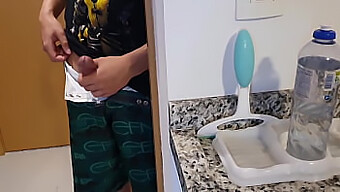 A Chefe Milf Tem Seu Cu Fodido Na Cozinha.