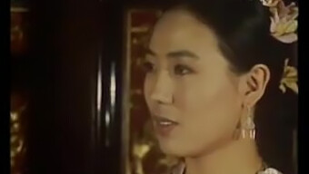 Asiatische Schönheit Erkundet Ihre Sinnlichkeit In Einem Vintage-Softcore-Video